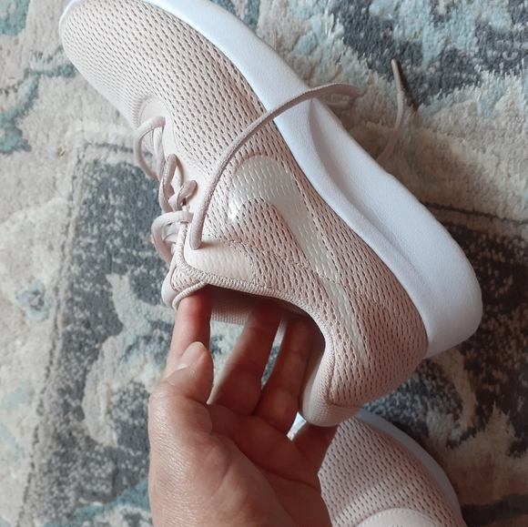 Nike  shoes size  8.5 - Picture 4 of 5